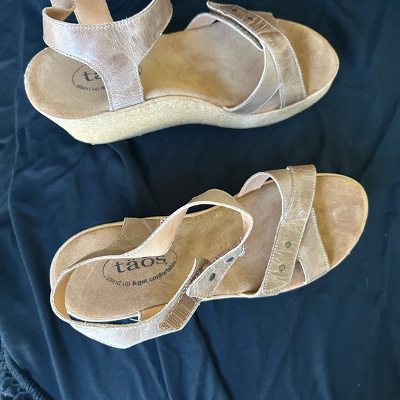 Tan never worn Taos wedge sandals - Picture 4 of 4